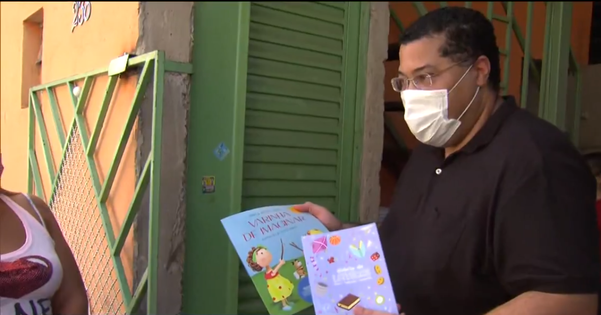 Frame de matéria sobre doação às família necessitadas por causa da pandemia, com o livro Varinha de Imaginar. Imagem ilustrativa texto esperança durante a pandemia.