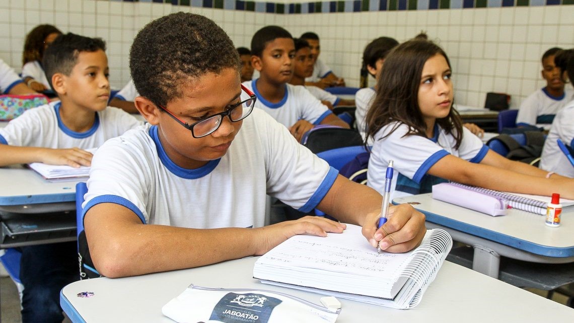 Crianças na sala de aula. Imagem ilustrativa texto nota no Ideb.