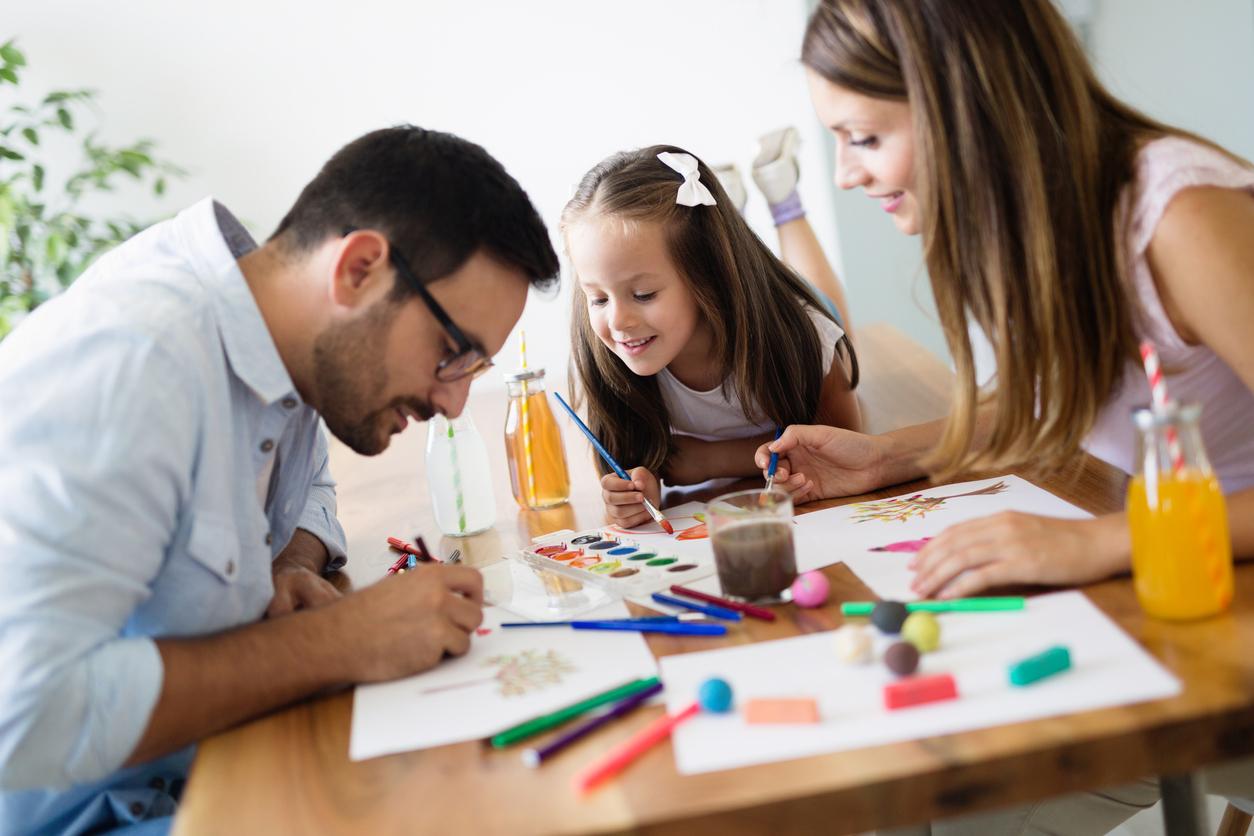 Família pintando. Imagem ilustrativa texto atividades em família.