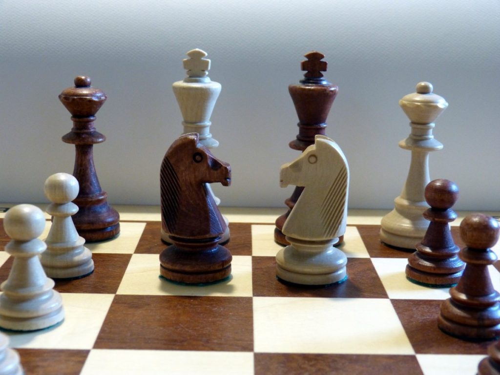 Quando o jogo de xadrez acaba, o peão e o rei vão para a mesma caixinha.”