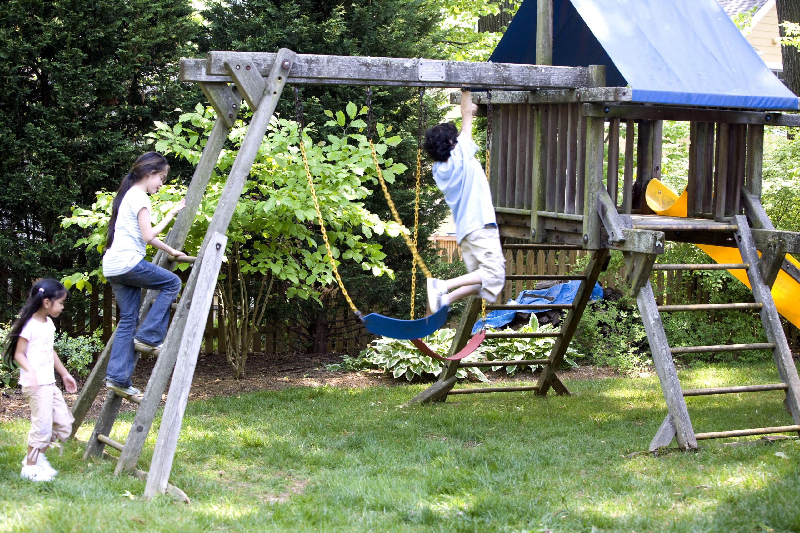 Crianças em brinquedos no quintal. Imagem ilustrativa texto brincar no quintal.