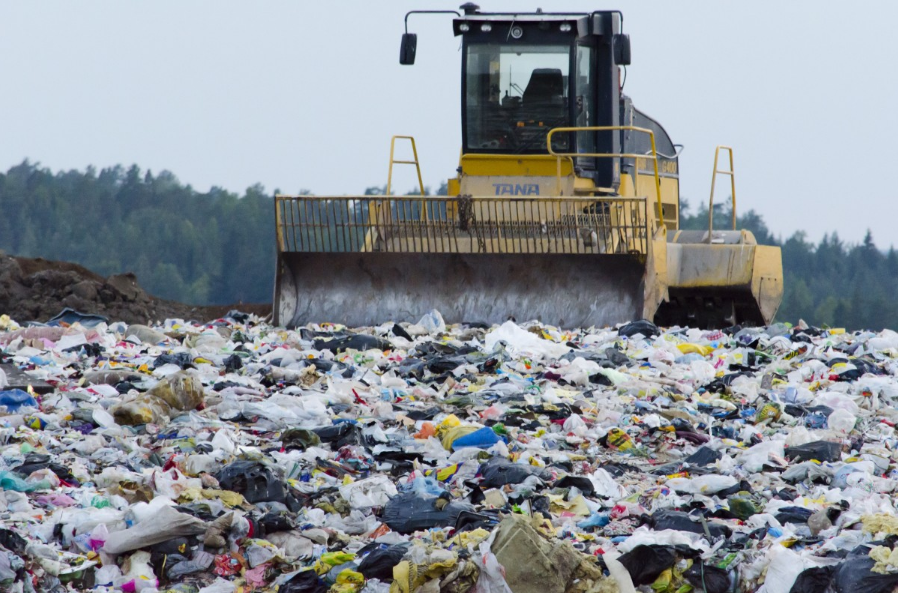 Trator e lixo. Imagem ilustrativa texto Semana do Meio Ambiente.