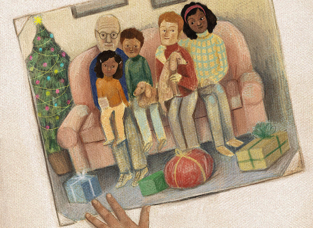 Família mestiça sentada no sofá, com árvore de natal e presentes. Meu pai, minha rocha, página 34.