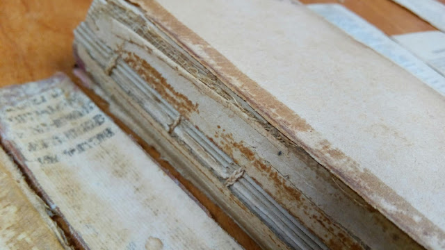 Lombada de livro velho. Imagem ilustrativa texto restauração de livros.