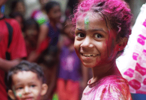 Menina suja de tinta no Carnaval. Imagem ilustrativa texto Carnaval com crianças.