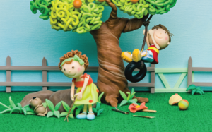 Menina e menino brincando no jardim, perto da árvore, com pneu como balanço. Varinha de imaginar, página 6. Imagem ilustrativa texto livros sobre brincar.