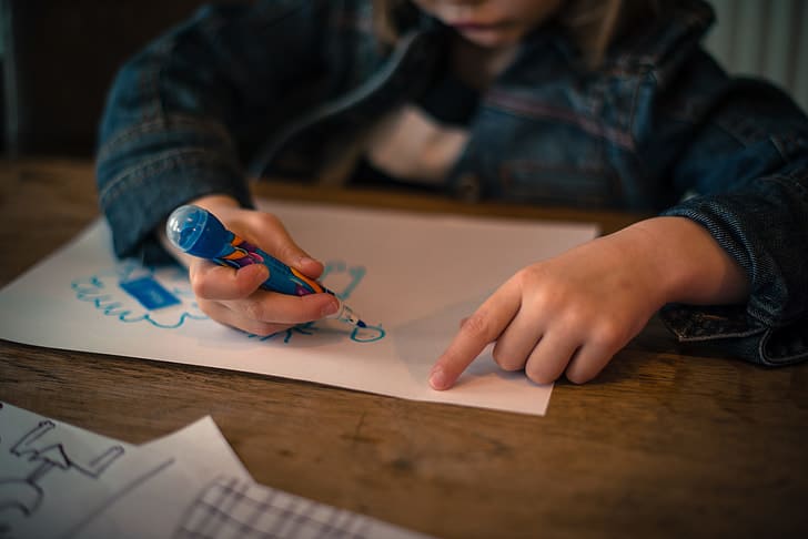 Menina desenhando. Imagem ilustrativa texto criar histórias em quadrinhos.