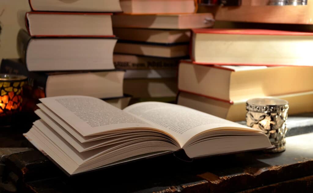 Livros sobre a mesa. Imagem ilustrativa texto carreira de escritor.